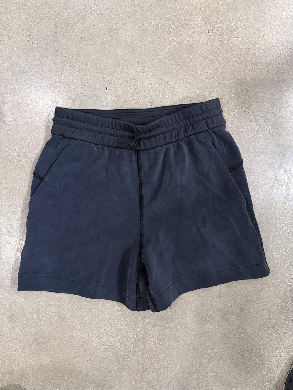 lululemon athletica Athletic Shorts, size 2, drawstring with side pockets.